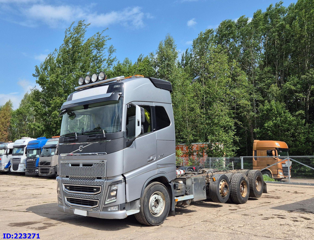VOLVO FH16 750HP 8x4 (Steering axle / 2 axles lifting) - Važiuoklės sunkvežimis: foto 1 VOLVO FH16 750HP 8x4 (Steering axle / 2 axles lifting) - Važiuoklės sunkvežimis: foto 1