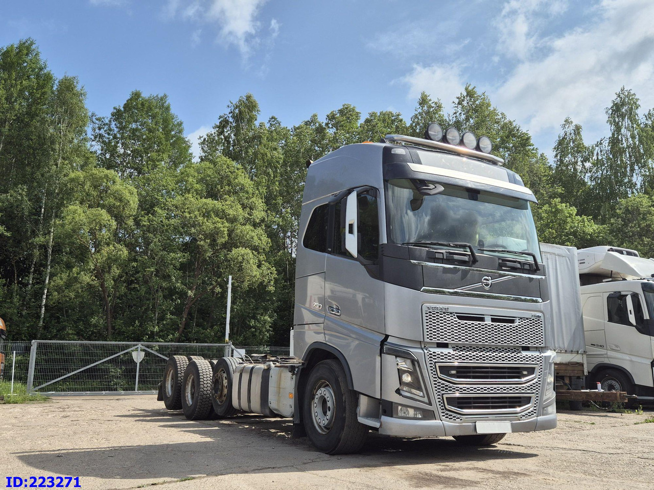 VOLVO FH16 750HP 8x4 (Steering axle / 2 axles lifting) - Važiuoklės sunkvežimis: foto 4 VOLVO FH16 750HP 8x4 (Steering axle / 2 axles lifting) - Važiuoklės sunkvežimis: foto 4