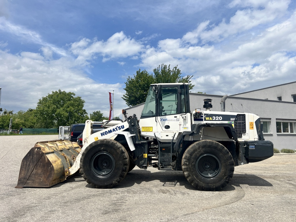 Komatsu WA 320-6 (111584) - Ratinis krautuvas: foto 1 Komatsu WA 320-6 (111584) - Ratinis krautuvas: foto 1