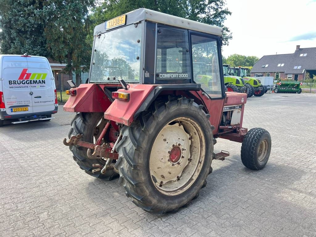 International 744 - Traktorius: foto 5 International 744 - Traktorius: foto 5