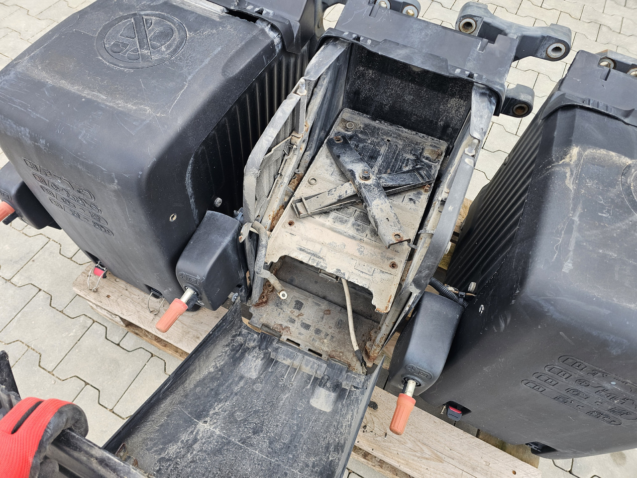 DAF XF106 EURO 6 / VERTICAL BATTERY BOX - Akumuliatorius: foto 4 DAF XF106 EURO 6 / VERTICAL BATTERY BOX - Akumuliatorius: foto 4