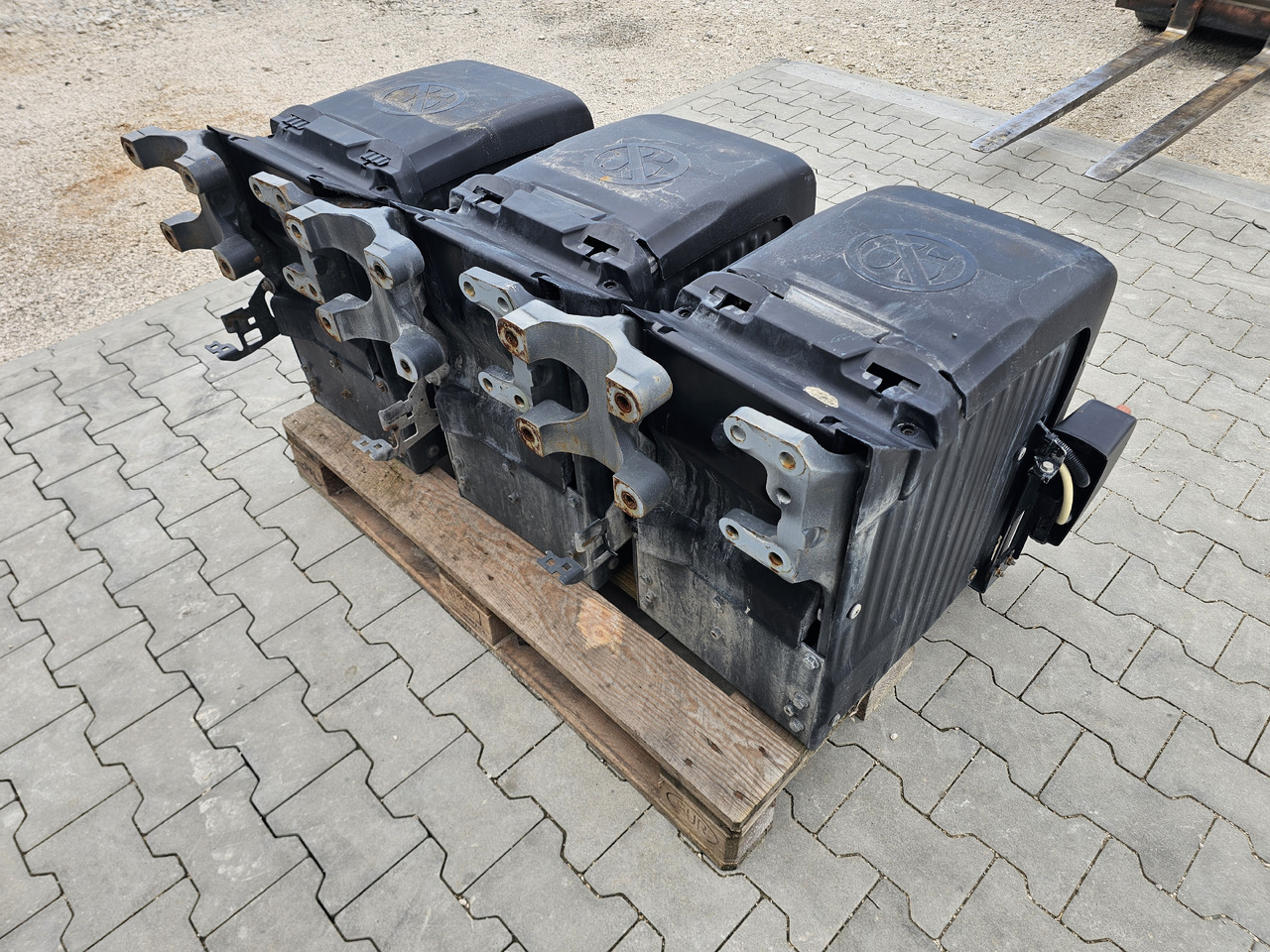 DAF XF106 EURO 6 / VERTICAL BATTERY BOX - Akumuliatorius: foto 3 DAF XF106 EURO 6 / VERTICAL BATTERY BOX - Akumuliatorius: foto 3