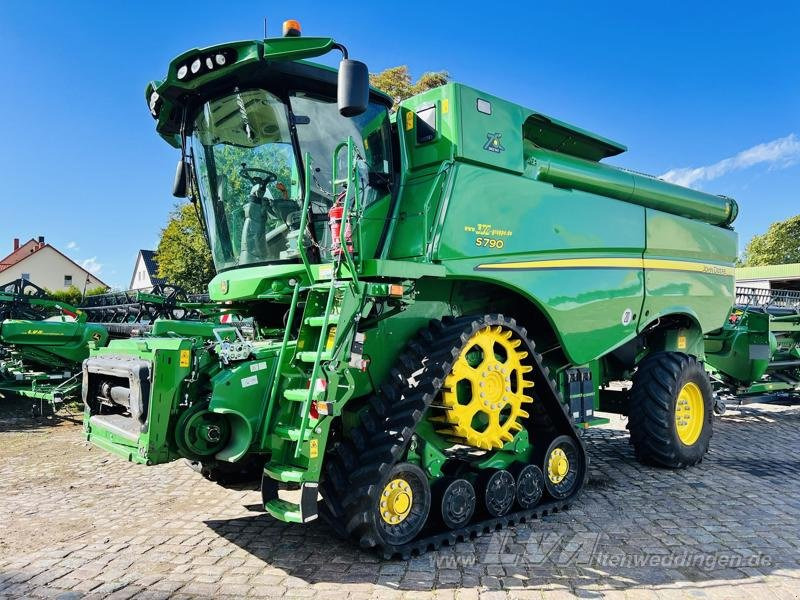 John Deere S790 - Derliaus nuėmimo kombainas: foto 1 John Deere S790 - Derliaus nuėmimo kombainas: foto 1