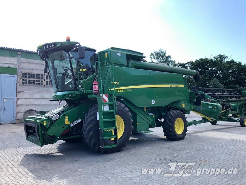 John Deere T550 - Derliaus nuėmimo kombainas: foto 1 John Deere T550 - Derliaus nuėmimo kombainas: foto 1
