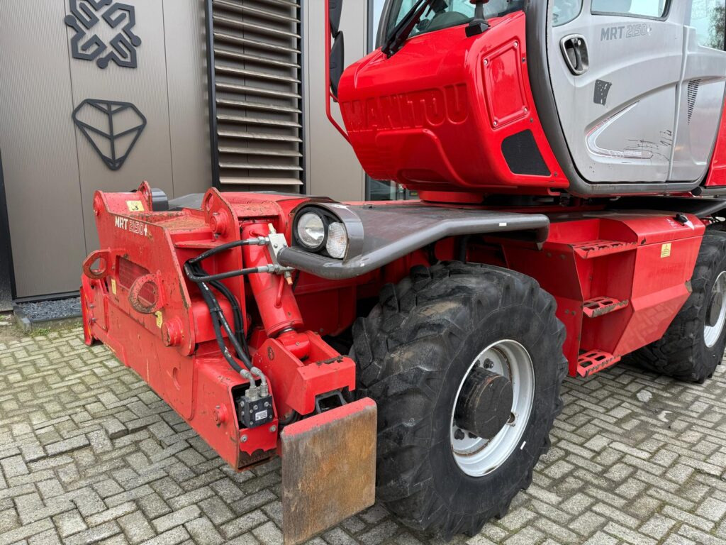 MANITOU MRT 2150+ privilege - Teleskopinis krautuvas: foto 2 MANITOU MRT 2150+ privilege - Teleskopinis krautuvas: foto 2