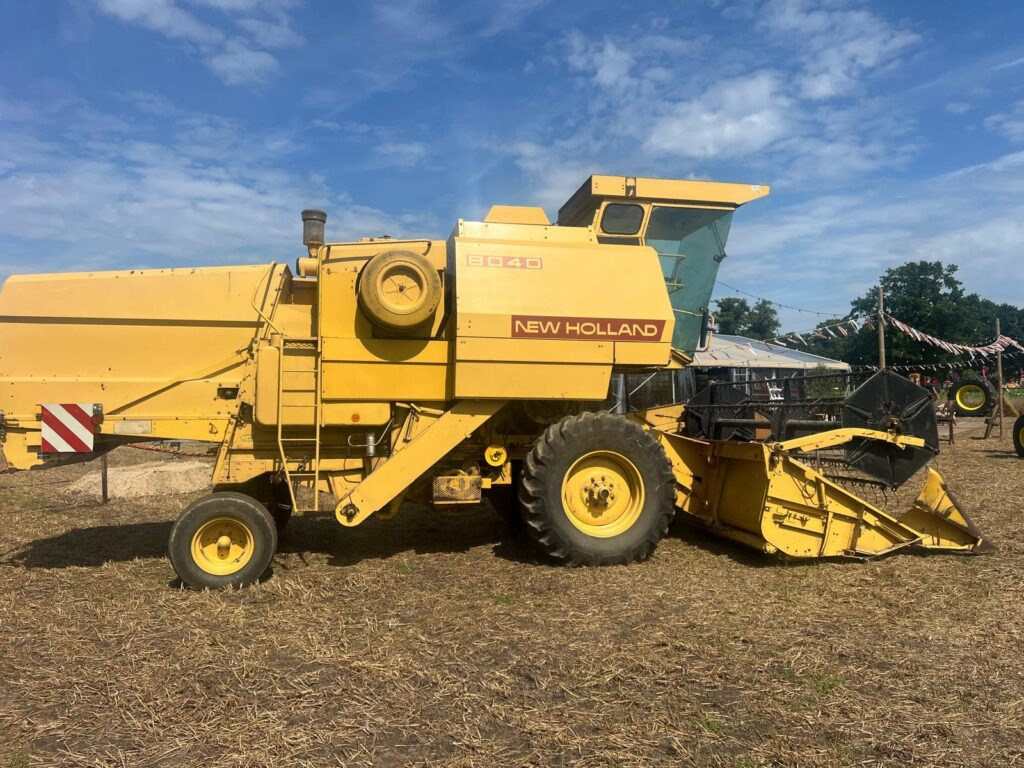 NEW HOLLAND 8040 harvester - Derliaus nuėmimo kombainas: foto 1 NEW HOLLAND 8040 harvester - Derliaus nuėmimo kombainas: foto 1