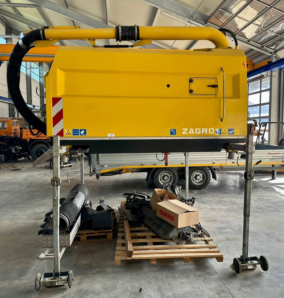 Unimog Aufbaukehrmaschine Trilety SK-370 - Keičiamas kėbulas - šiukšliavežias: foto 3 Unimog Aufbaukehrmaschine Trilety SK-370 - Keičiamas kėbulas - šiukšliavežias: foto 3