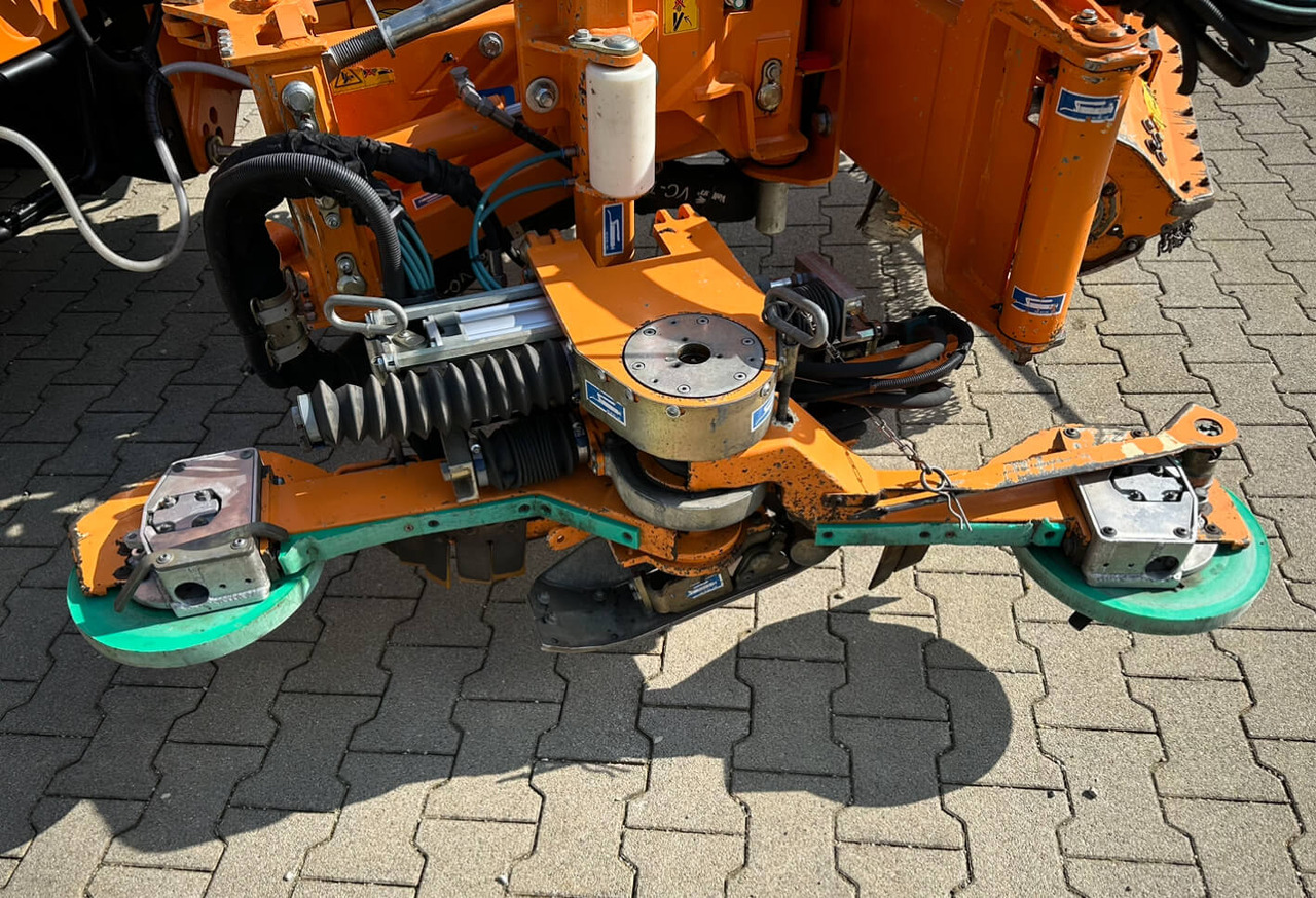Unimog Leitpfostenausmähgerät / Randstreifenmähger - Smulkintuvas su manipuliatoriumi: foto 4 Unimog Leitpfostenausmähgerät / Randstreifenmähger - Smulkintuvas su manipuliatoriumi: foto 4