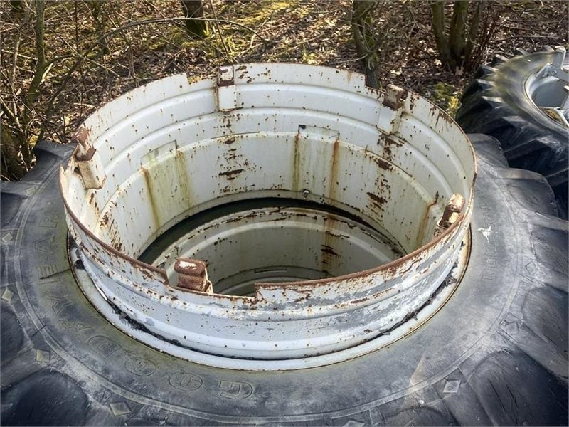 Goodyear 16,9 X 38 Hvide med ring og 5 Dual låse - Padanga - Žemės ūkio technika: foto 2 Goodyear 16,9 X 38 Hvide med ring og 5 Dual låse - Padanga - Žemės ūkio technika: foto 2