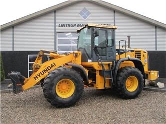Hyundai 757-9A med 620/75R26 traktor hjul montering på - Ratinis krautuvas: foto 1 Hyundai 757-9A med 620/75R26 traktor hjul montering på - Ratinis krautuvas: foto 1
