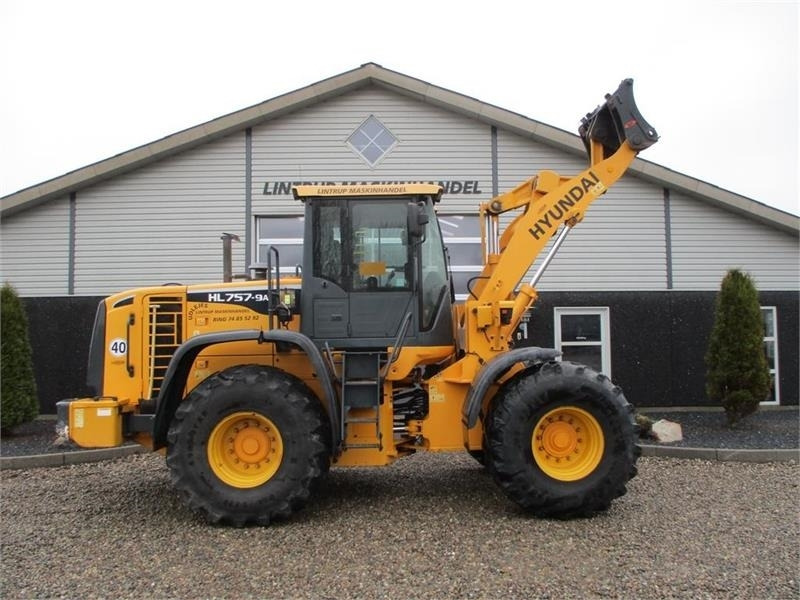 Hyundai 757-9A med 620/75R26 traktor hjul montering på - Ratinis krautuvas: foto 2 Hyundai 757-9A med 620/75R26 traktor hjul montering på - Ratinis krautuvas: foto 2