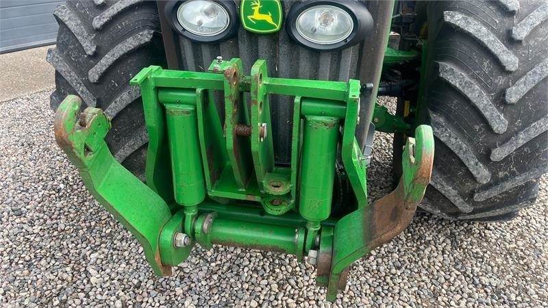 John Deere 8230 Med frontlift - Traktorius: foto 4 John Deere 8230 Med frontlift - Traktorius: foto 4