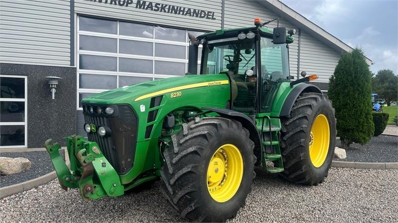 John Deere 8230 Med frontlift - Traktorius: foto 2 John Deere 8230 Med frontlift - Traktorius: foto 2