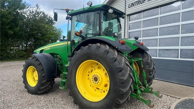 John Deere 8230 Med frontlift - Traktorius: foto 3 John Deere 8230 Med frontlift - Traktorius: foto 3
