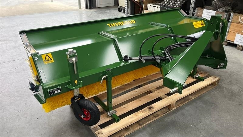 Thyregod TK 2800 med nylon børster og hydraulisk sving. bre - Rotacinė šluota: foto 1 Thyregod TK 2800 med nylon børster og hydraulisk sving. bre - Rotacinė šluota: foto 1