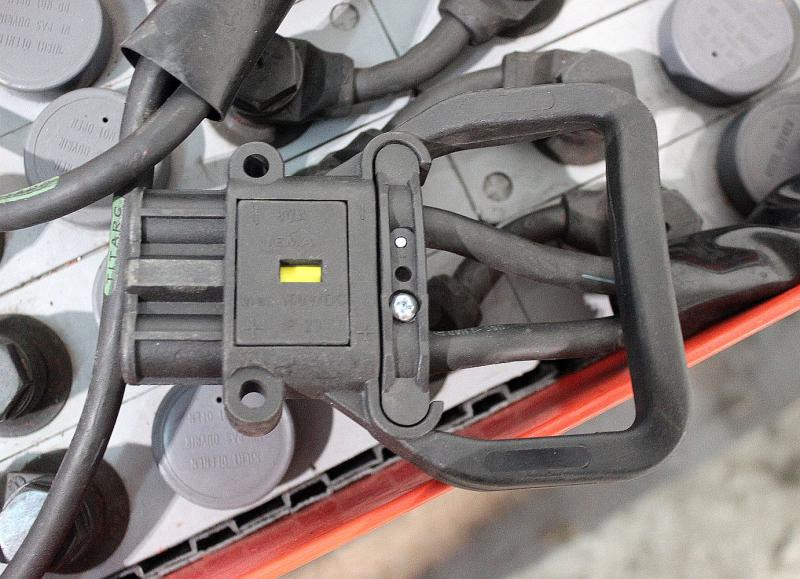 GRUMA 24 Volt 2 PzV 200 Ah - Akumuliatorius - Krovimo technika: foto 4 GRUMA 24 Volt 2 PzV 200 Ah - Akumuliatorius - Krovimo technika: foto 4
