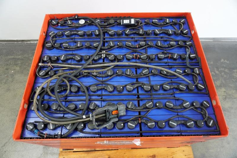GRUMA 80 Volt 5 PzQ 860 Ah - Akumuliatorius - Krovimo technika: foto 3 GRUMA 80 Volt 5 PzQ 860 Ah - Akumuliatorius - Krovimo technika: foto 3