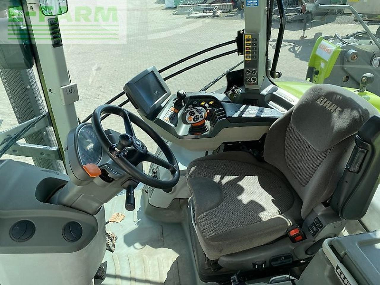 CLAAS axion 830 cmatic CMATIC - Traktorius: foto 4 CLAAS axion 830 cmatic CMATIC - Traktorius: foto 4