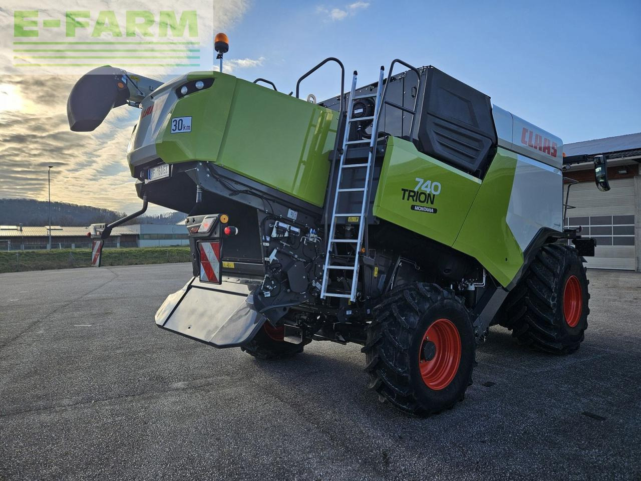CLAAS trion 740 montana 4x4 - Derliaus nuėmimo kombainas: foto 3 CLAAS trion 740 montana 4x4 - Derliaus nuėmimo kombainas: foto 3