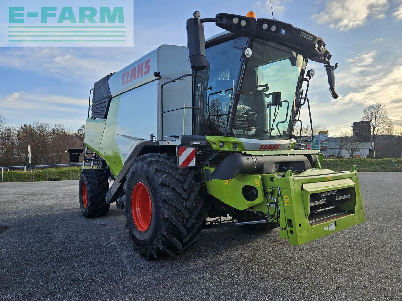 CLAAS trion 740 montana 4x4 - Derliaus nuėmimo kombainas: foto 2 CLAAS trion 740 montana 4x4 - Derliaus nuėmimo kombainas: foto 2