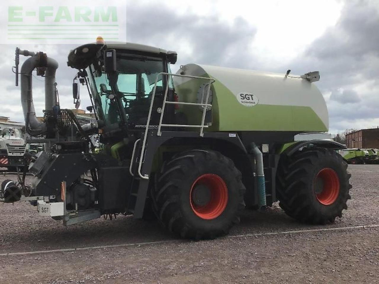CLAAS xerion 3800 saddle trac - Savaeigis purkštuvas: foto 1 CLAAS xerion 3800 saddle trac - Savaeigis purkštuvas: foto 1