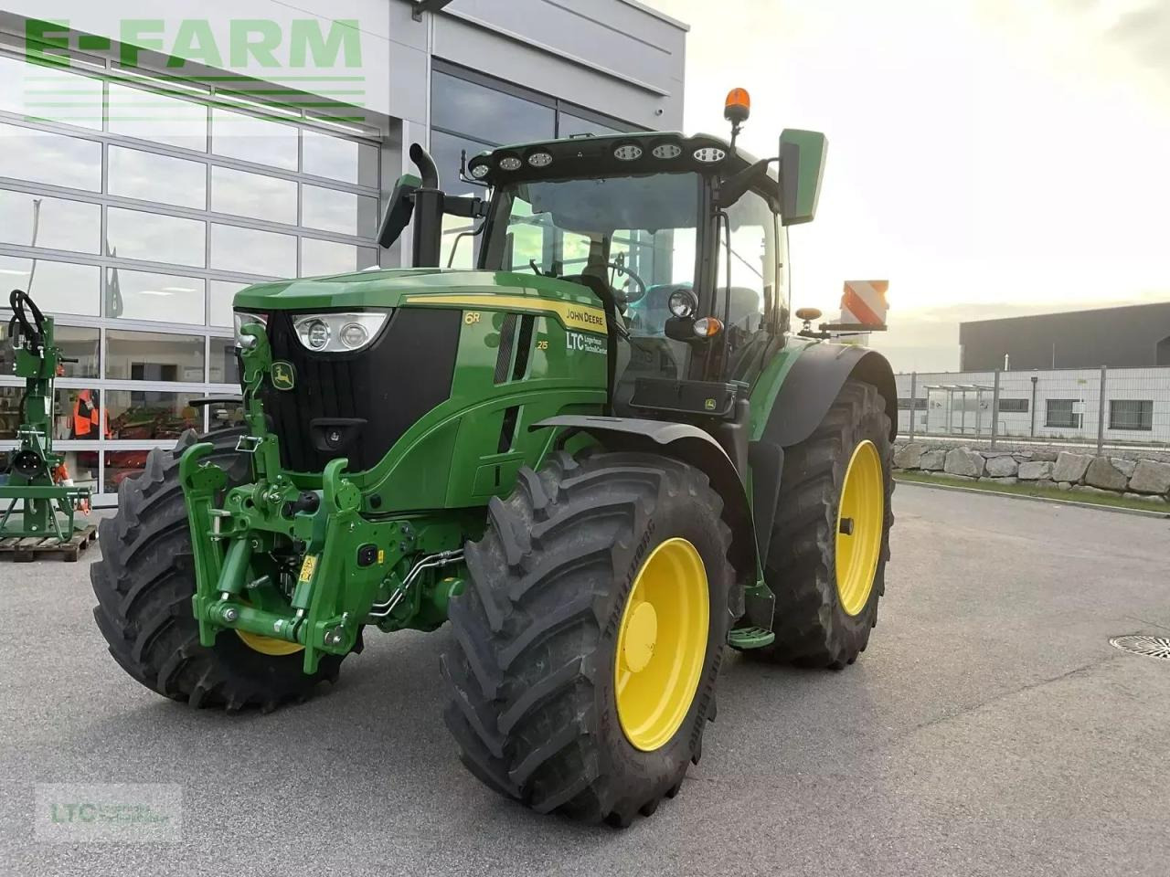 John Deere 6r 215 - Traktorius: foto 1 John Deere 6r 215 - Traktorius: foto 1