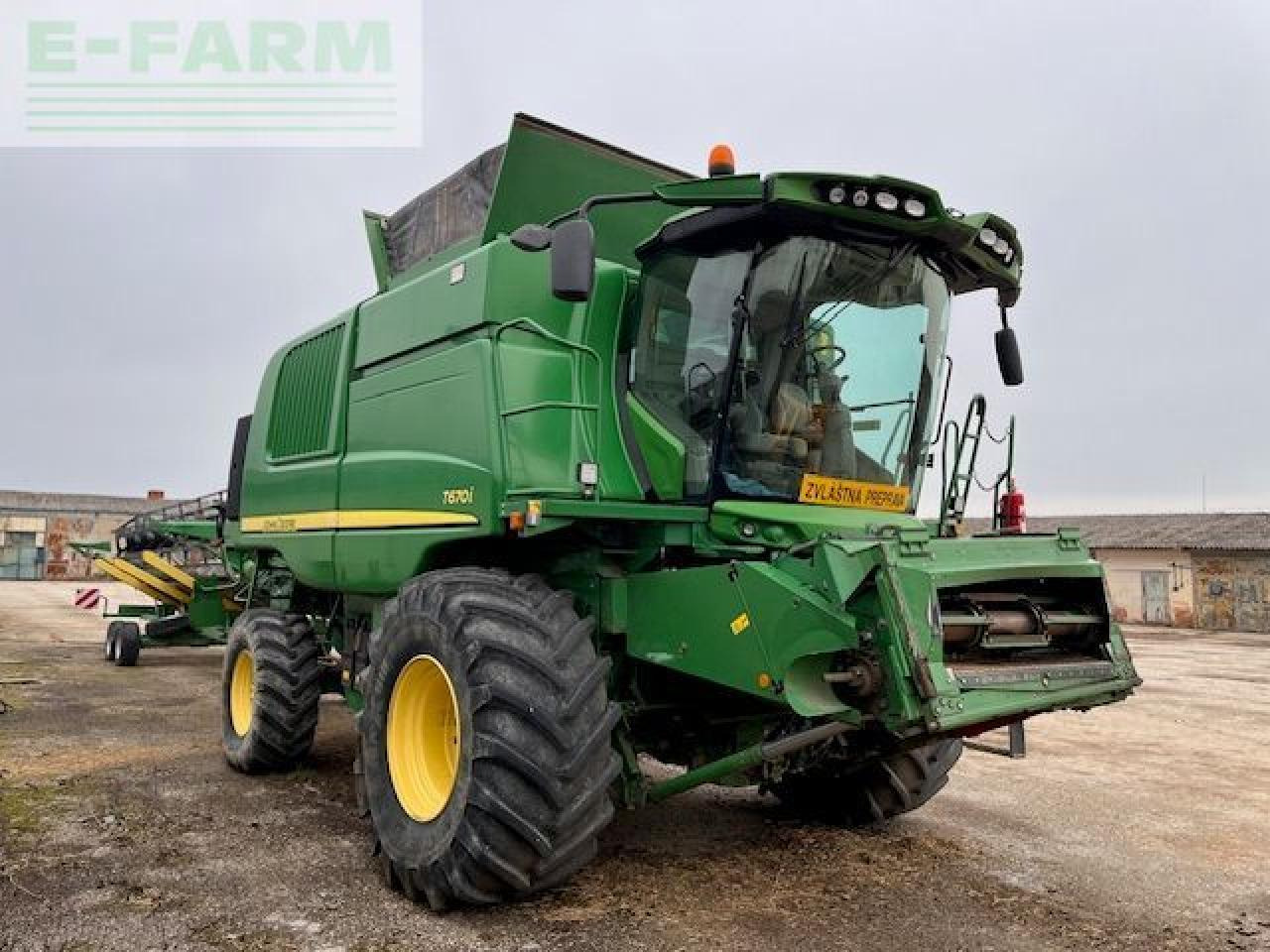 John Deere T670 - Derliaus nuėmimo kombainas: foto 1 John Deere T670 - Derliaus nuėmimo kombainas: foto 1