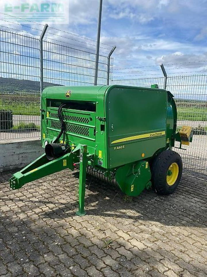 John Deere f440e - Stačiakampių ryšulių presas: foto 1 John Deere f440e - Stačiakampių ryšulių presas: foto 1