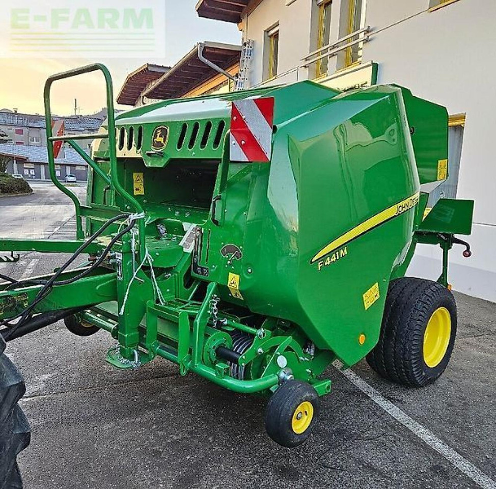 John Deere f441 m - Stačiakampių ryšulių presas: foto 1 John Deere f441 m - Stačiakampių ryšulių presas: foto 1