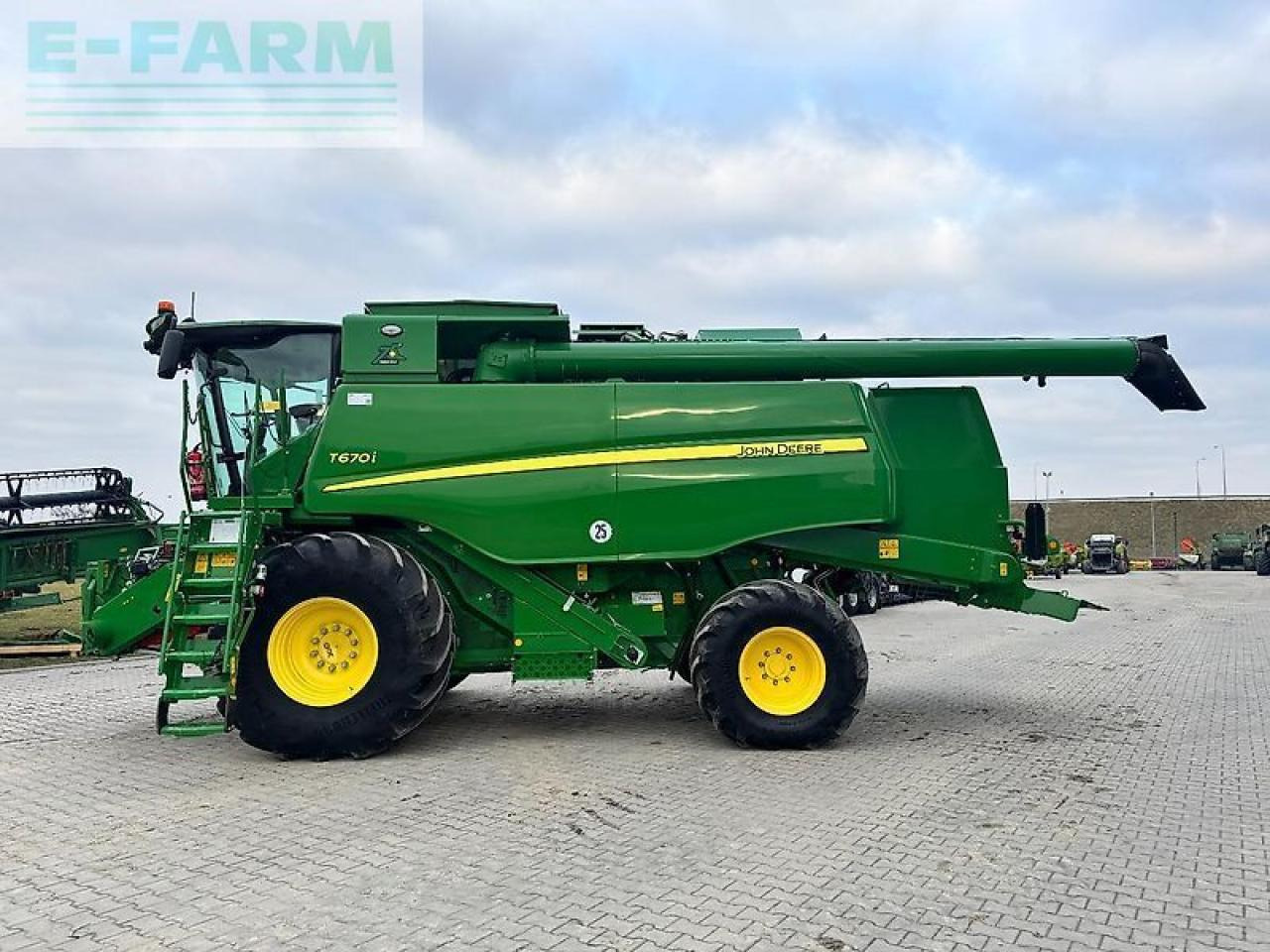 John Deere t670i - Derliaus nuėmimo kombainas: foto 3 John Deere t670i - Derliaus nuėmimo kombainas: foto 3
