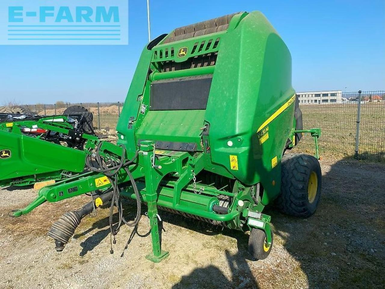 John Deere v451m - Stačiakampių ryšulių presas: foto 1 John Deere v451m - Stačiakampių ryšulių presas: foto 1
