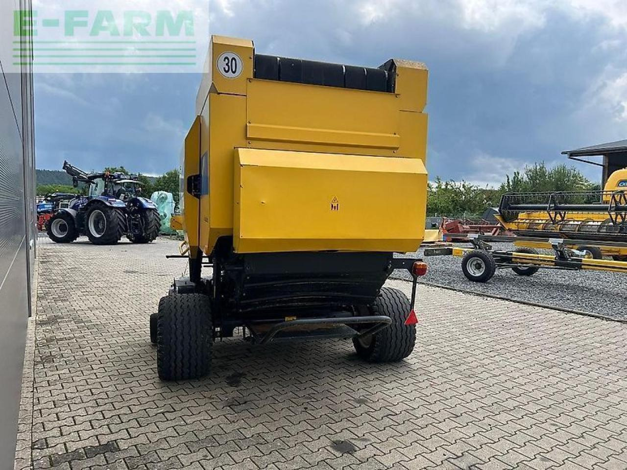 New Holland br 7070 - Stačiakampių ryšulių presas: foto 4 New Holland br 7070 - Stačiakampių ryšulių presas: foto 4