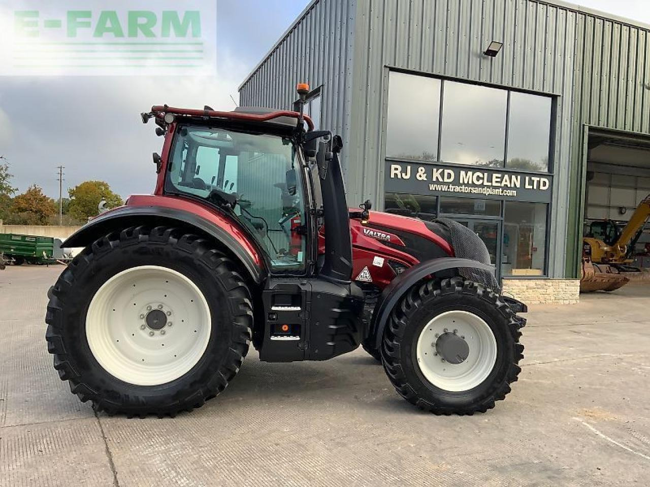 Valtra t235 active twin track reverse drive Active - Traktorius: foto 1 Valtra t235 active twin track reverse drive Active - Traktorius: foto 1