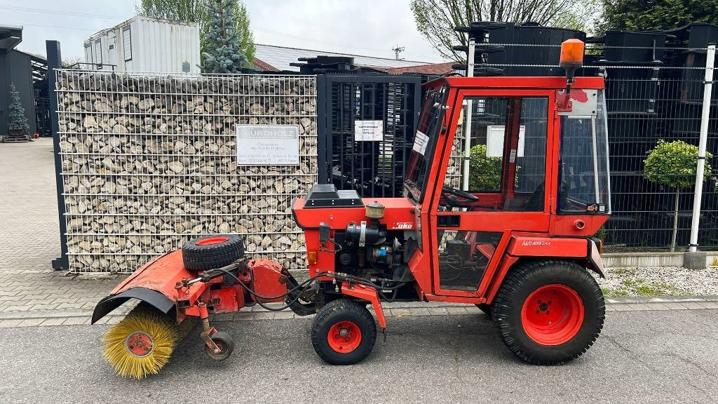 Hako 2300 D Kleintraktor, hyrd. Kehrmaschine, Zapfwelle - Komunalinis traktorius: foto 1 Hako 2300 D Kleintraktor, hyrd. Kehrmaschine, Zapfwelle - Komunalinis traktorius: foto 1