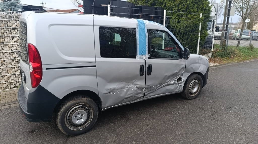 Opel Combo Kastenwagen Transp. Seitenschaden fahrbereit - Furgonas su krovinių dėže: foto 3 Opel Combo Kastenwagen Transp. Seitenschaden fahrbereit - Furgonas su krovinių dėže: foto 3