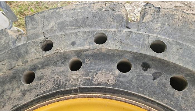 Big Vollgummi Räder 20,5 x 25 mit Volvo Felgen - Padanga: foto 5 Big Vollgummi Räder 20,5 x 25 mit Volvo Felgen - Padanga: foto 5