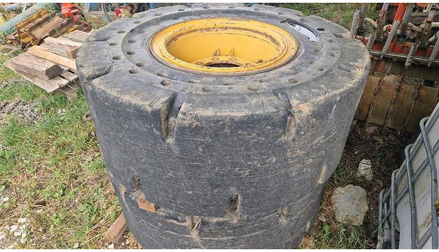 Big Vollgummi Räder 20,5 x 25 mit Volvo Felgen - Padanga: foto 1 Big Vollgummi Räder 20,5 x 25 mit Volvo Felgen - Padanga: foto 1