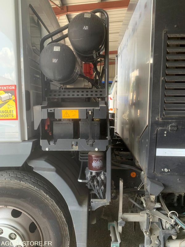 BALAYEUSE COMPOSÉE D'UN PORTEUR MERCEDES ET D'UN SYSTÈME DE BALAYAGE SCHMIDT - Gatvių šlavimo mašina: foto 2 BALAYEUSE COMPOSÉE D'UN PORTEUR MERCEDES ET D'UN SYSTÈME DE BALAYAGE SCHMIDT - Gatvių šlavimo mašina: foto 2