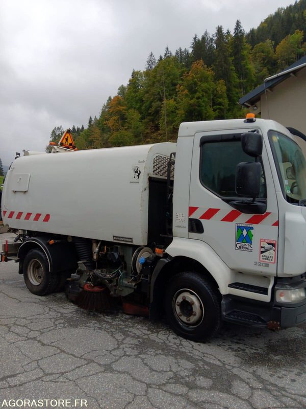 BALAYEUSE de Voiries- RENAULT MIDLUM 220 DXI avec aspiratrice EUROVOIRIE - Gatvių šlavimo mašina: foto 4 BALAYEUSE de Voiries- RENAULT MIDLUM 220 DXI avec aspiratrice EUROVOIRIE - Gatvių šlavimo mašina: foto 4