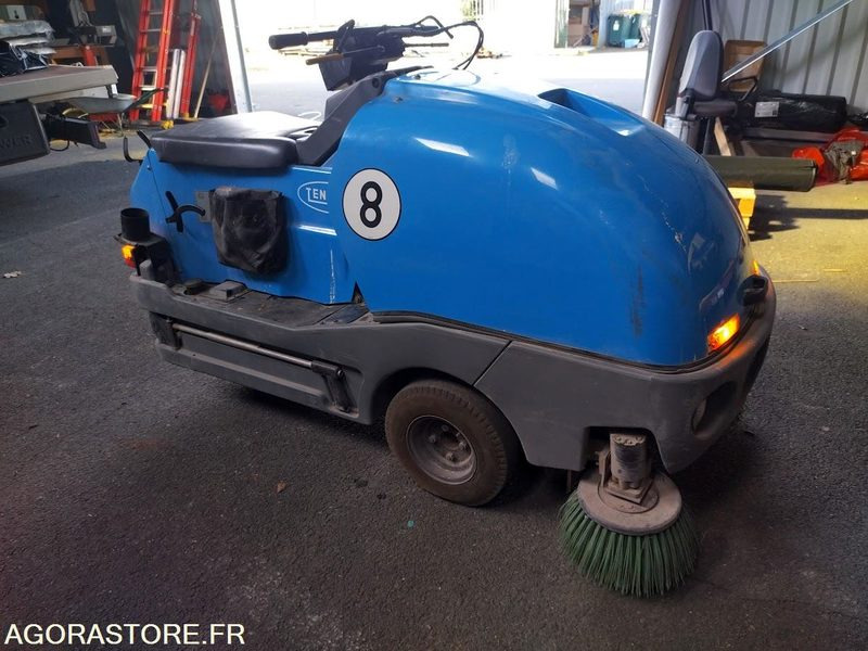 Balayeuse aspiratrice de trottoirs TENNANT LITTER HAWK 4100 - Gatvių šlavimo mašina: foto 1 Balayeuse aspiratrice de trottoirs TENNANT LITTER HAWK 4100 - Gatvių šlavimo mašina: foto 1