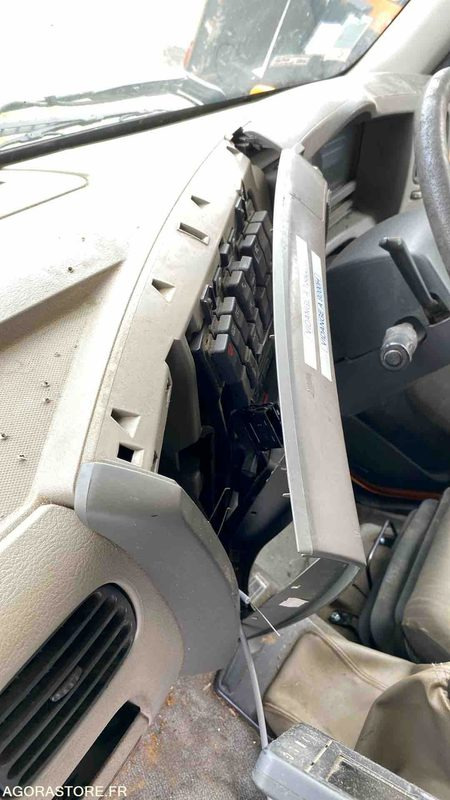 RENAULT DXI 310 - Gatvių šlavimo mašina: foto 4 RENAULT DXI 310 - Gatvių šlavimo mašina: foto 4