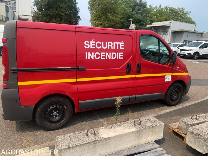 RENAULT Trafic II Fourgon Phase 2 L1H1 2.0 dCi 16V 90 cv - Krovininis mikroautobusas: foto 5 RENAULT Trafic II Fourgon Phase 2 L1H1 2.0 dCi 16V 90 cv - Krovininis mikroautobusas: foto 5