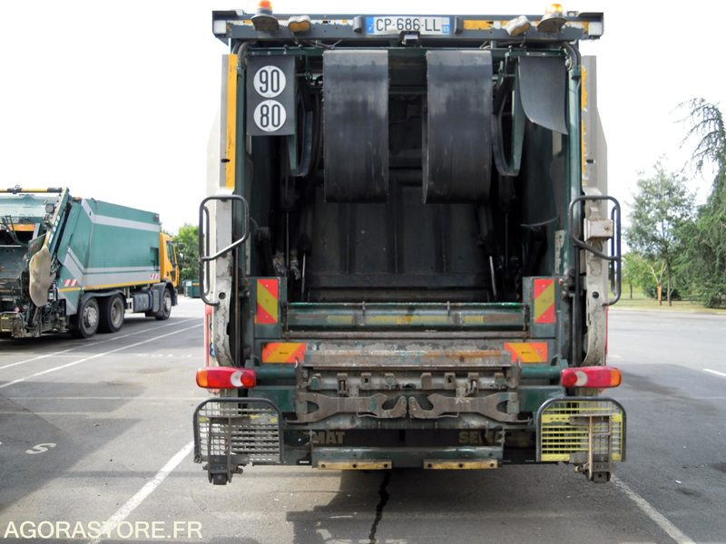 Renault Premium 380 6x2 DXI 11 équipé d'une benne SEMAT OM Série 14000 - Šiukšliavežis: foto 4 Renault Premium 380 6x2 DXI 11 équipé d'une benne SEMAT OM Série 14000 - Šiukšliavežis: foto 4