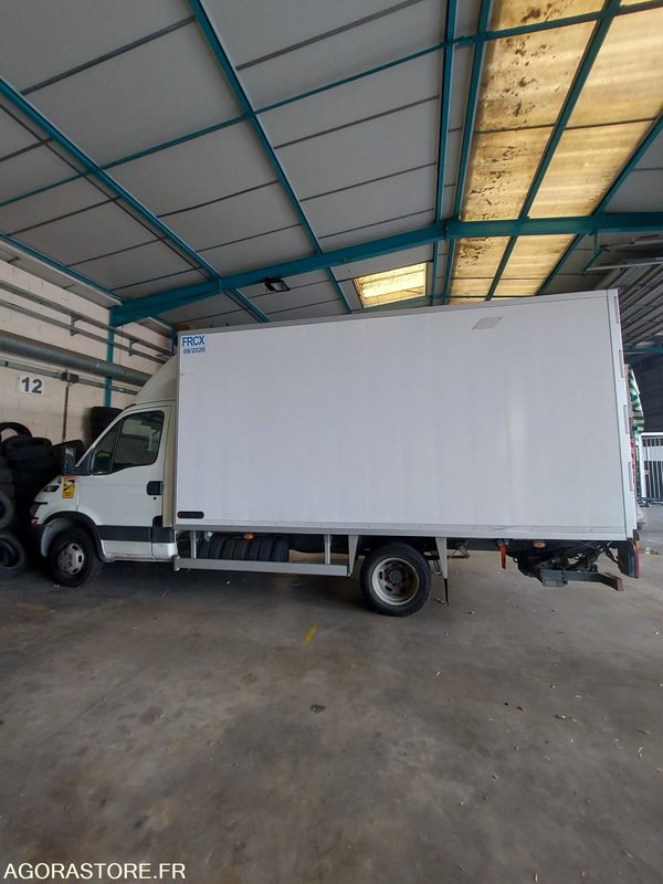 POIDS LOURDS IVECO DAILY FRIGORIFIQUE - 195900 kms - 2005 - Sunkvežimis: foto 1 POIDS LOURDS IVECO DAILY FRIGORIFIQUE - 195900 kms - 2005 - Sunkvežimis: foto 1
