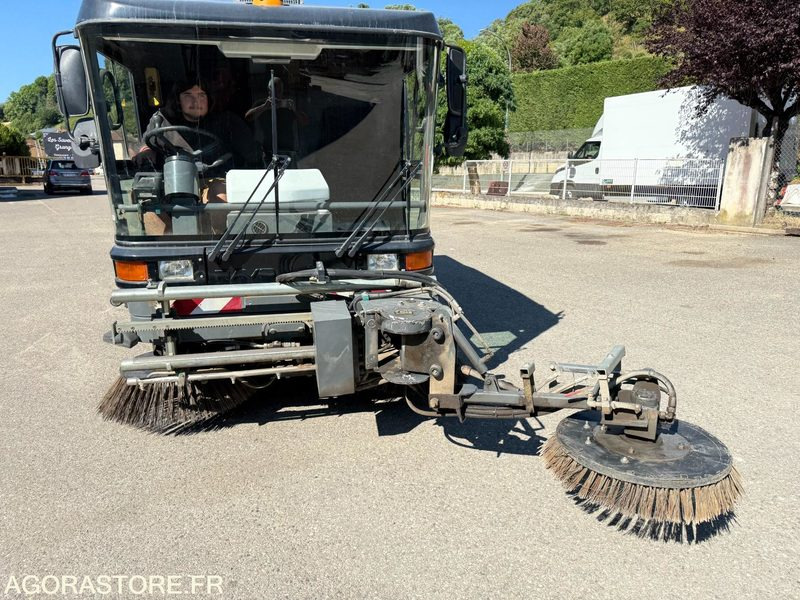 Balayeuse aspiratrice MATHIEUX C 560-2003-6077 Heures - Gatvių šlavimo mašina: foto 5 Balayeuse aspiratrice MATHIEUX C 560-2003-6077 Heures - Gatvių šlavimo mašina: foto 5