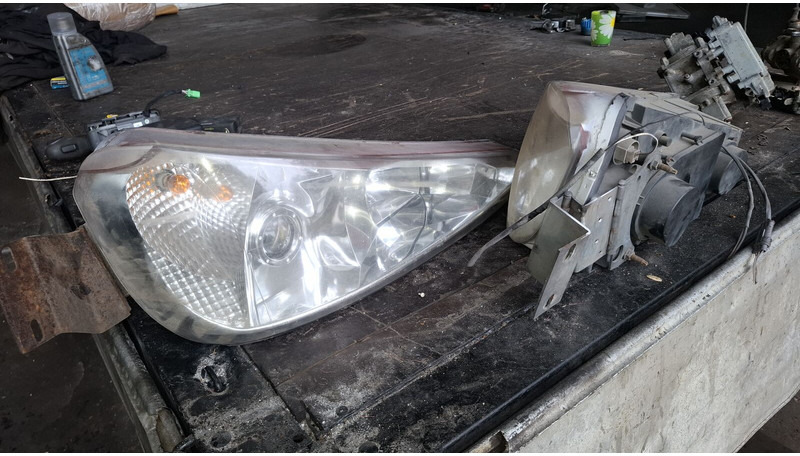 Scania Иризар Volvo. Ман. Мерседес - Priekinis žibintas: foto 1 Scania Иризар Volvo. Ман. Мерседес - Priekinis žibintas: foto 1