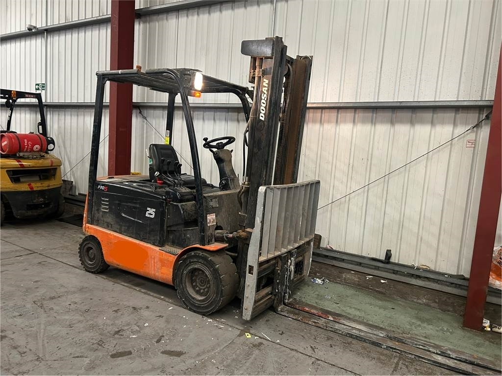Doosan B25X-5 - Elektrinis krautuvas: foto 4 Doosan B25X-5 - Elektrinis krautuvas: foto 4