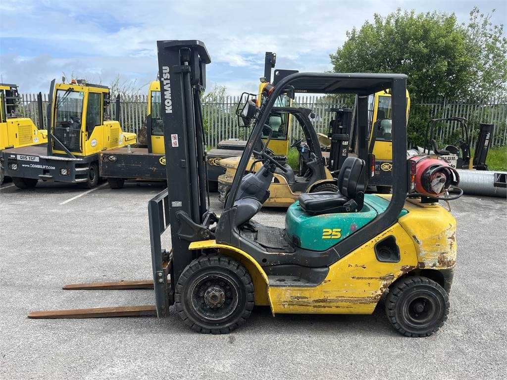 Komatsu FG25HT-16R - Dujinis krautuvas: foto 1 Komatsu FG25HT-16R - Dujinis krautuvas: foto 1