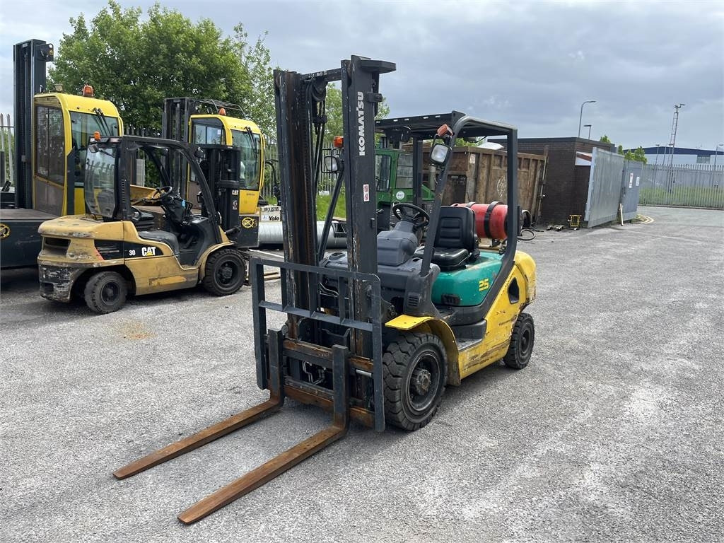 Komatsu FG25HT-16R - Dujinis krautuvas: foto 2 Komatsu FG25HT-16R - Dujinis krautuvas: foto 2