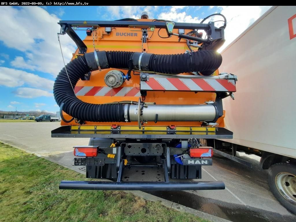 MAN TGS 18.420 4X2 BL Bucher OF 8000 TWIN beidseitig - Gatvių šlavimo mašina: foto 3 MAN TGS 18.420 4X2 BL Bucher OF 8000 TWIN beidseitig - Gatvių šlavimo mašina: foto 3